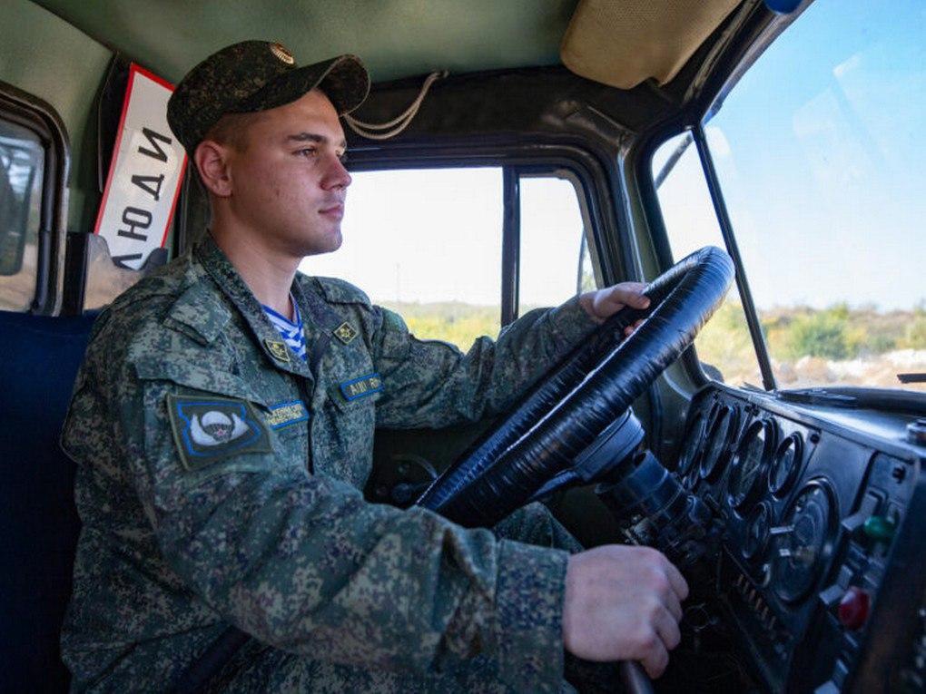 В приоритете при наборе на военную службу – водители-механики.