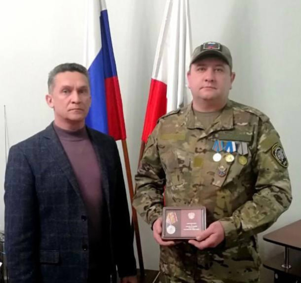 Участника СВО из Саратовской области наградили за храбрость.